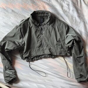 Alphalete Endure Cropped Jacket in Olive Green